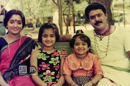 ദിലീപേട്ടനും കാവ്യക്കും ഒപ്പമുള്ള കുട്ടി താരങ്ങൾ ആരെന്ന് മനസ്സിലായോ.!? പഴയ ഫോട്ടോ ശേഖരത്തിൽ നിന്നും ചിത്രം പങ്കുവെച്ച് ഫോട്ടോഗ്രാഫർ ജയപ്രകാശ് പയ്യന്നൂർ.!! | Gopika Anil And Keerthana Anil childhood photo With Dileep And Kavya Madhavan viral