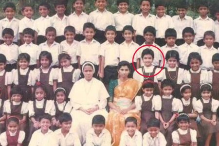 ഈ ക്ലാസ് ഫോട്ടോയിൽ നിൽക്കുന്ന കുഞ്ഞുതാരത്തെ മനസ്സിലായോ ? പറ്റുമെങ്കിൽ കണ്ടുപിടിക്കാമോ ? തന്റെ സ്കൂൾ കാല ചിത്രം പങ്കുവെച്ച് പ്രിയ താരം | Celebrity childhood photo